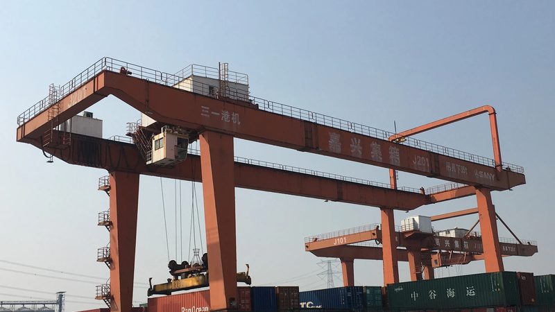 输送机与提升机材质之别：揭秘工业搬运的“硬核”选择